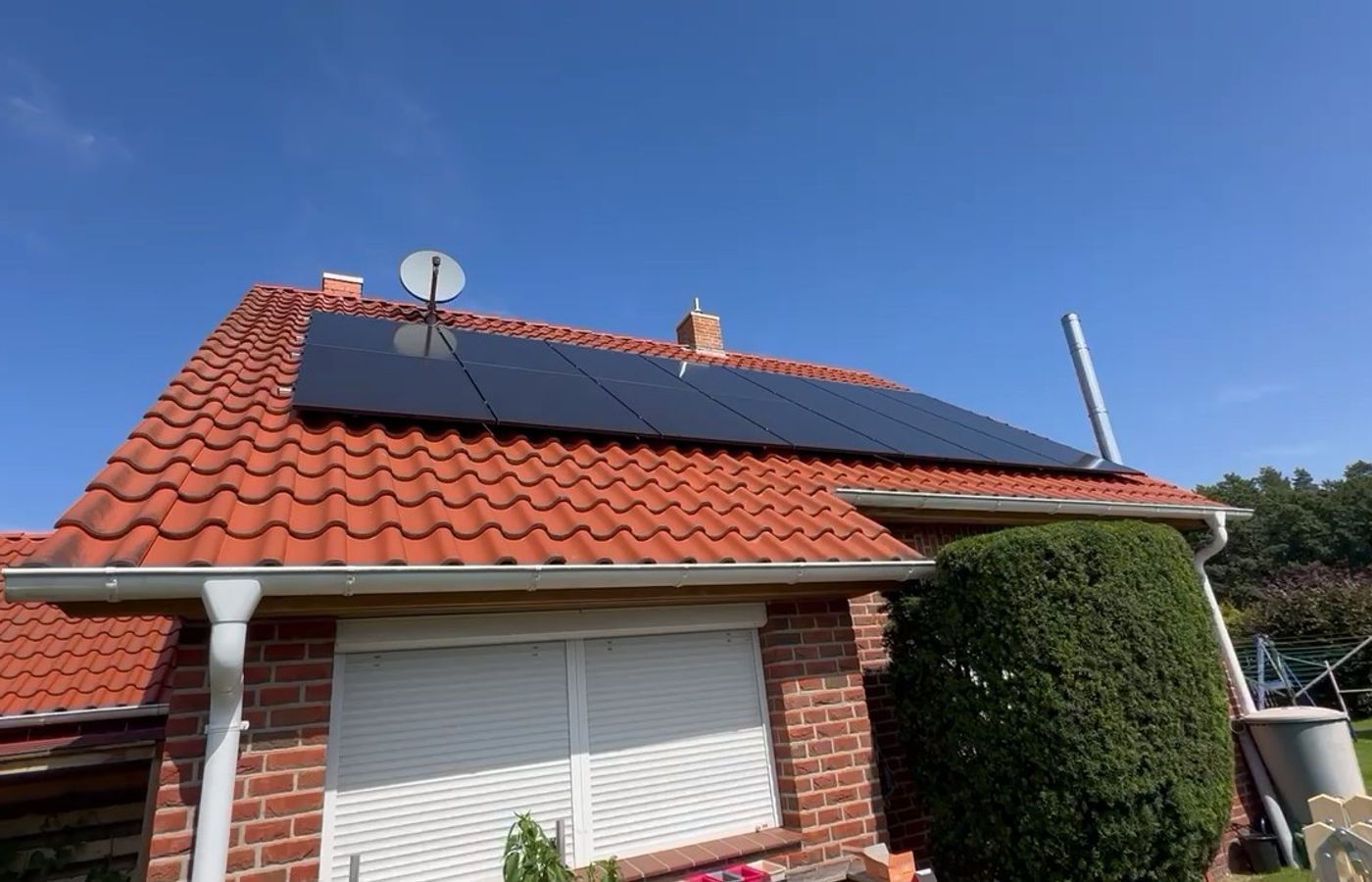 Photovoltaik-Anlage auf rotem Ziegeldach